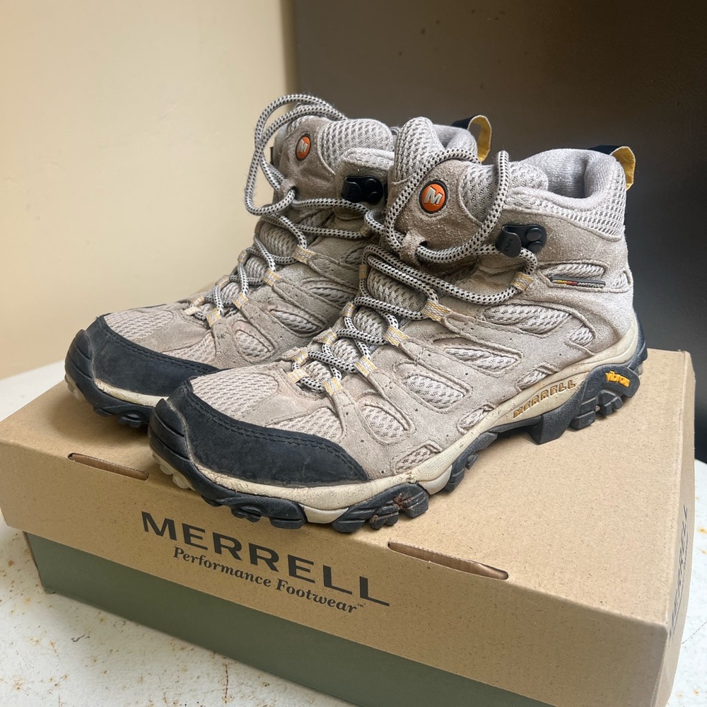 MERRELL Moab ventilator mid Taupe Waterproof Hiking Boot women’s size 9
